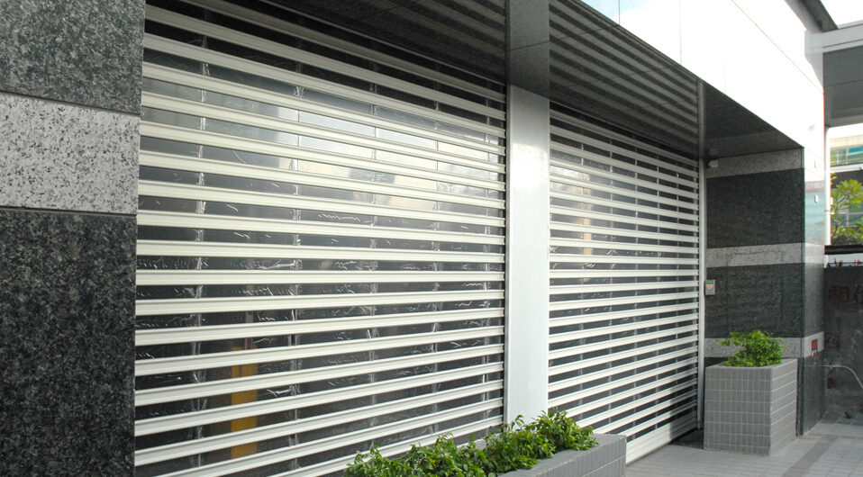 Cửa cuốn trong suốt cho địa điểm kinh doanh