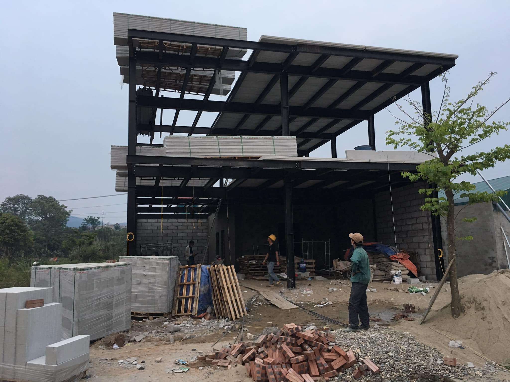 Nhà khung thép tiền chế 2 tầng đang xây dựng