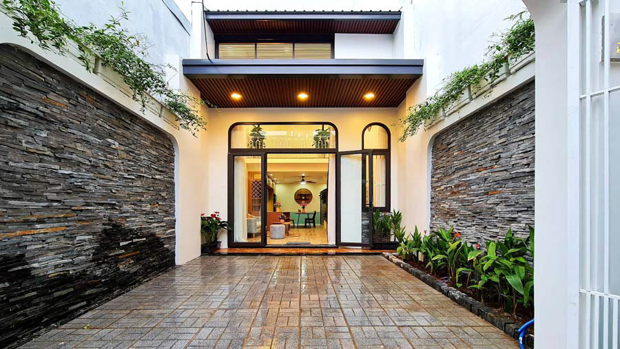 Mẫu nhà phố gác lửng có sân vườn đẹp 2