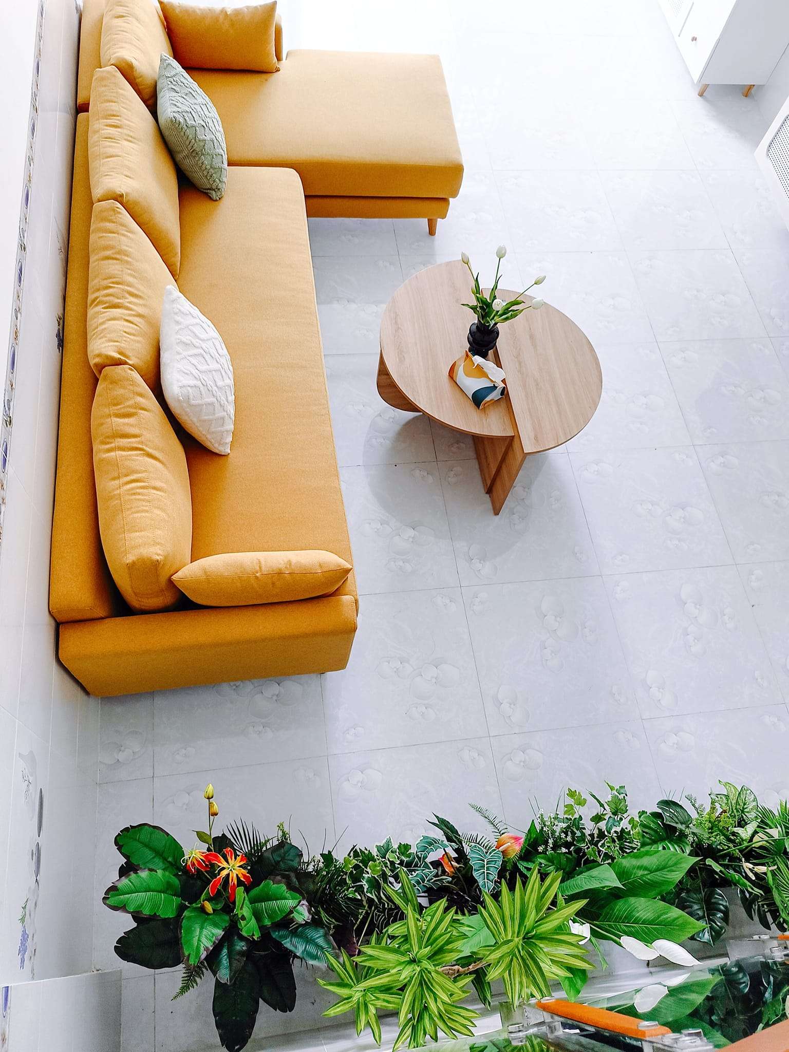 Góc này là lối cầu thang đi xuống nè