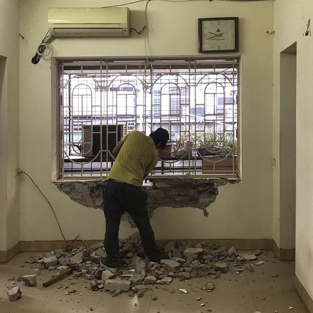 Chúng tôi đã cho dọn dẹp lại và mở thoáng ô cửa sổ này thành cửa ra ban công luôn