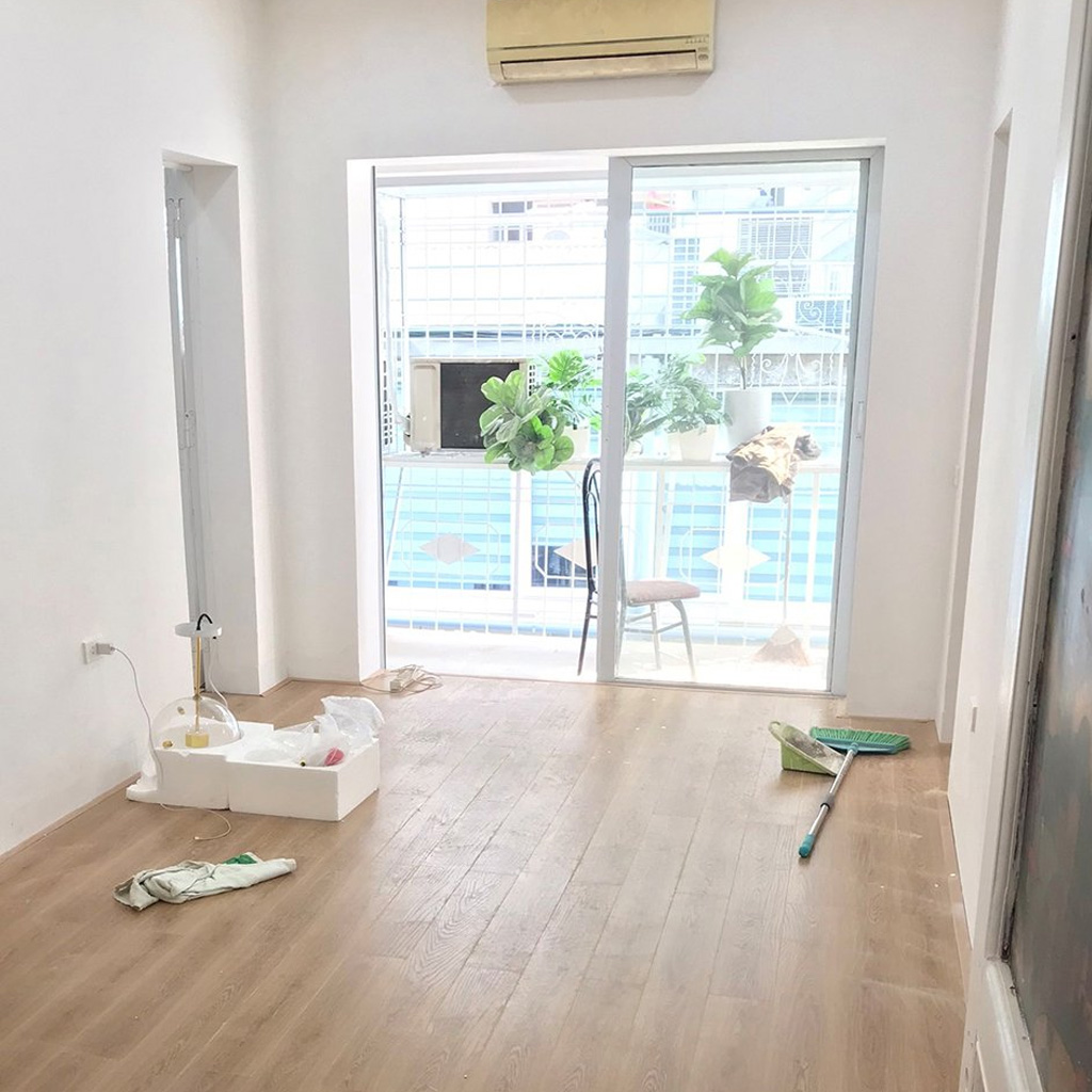 Ban công rộng, nhiều ánh sáng kết hợp với Tường sơn trắng. Mới nhìn thôi đã yêu luôn rồi.