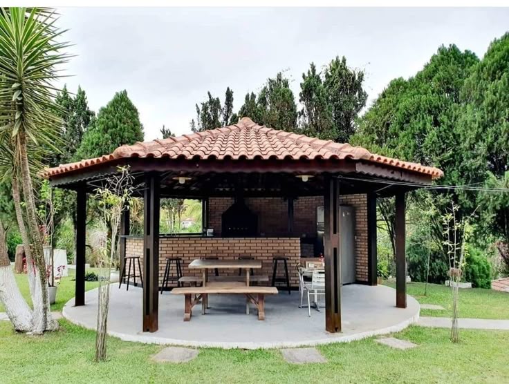 Nhà lục giác kết hợp nhiều vật liệu