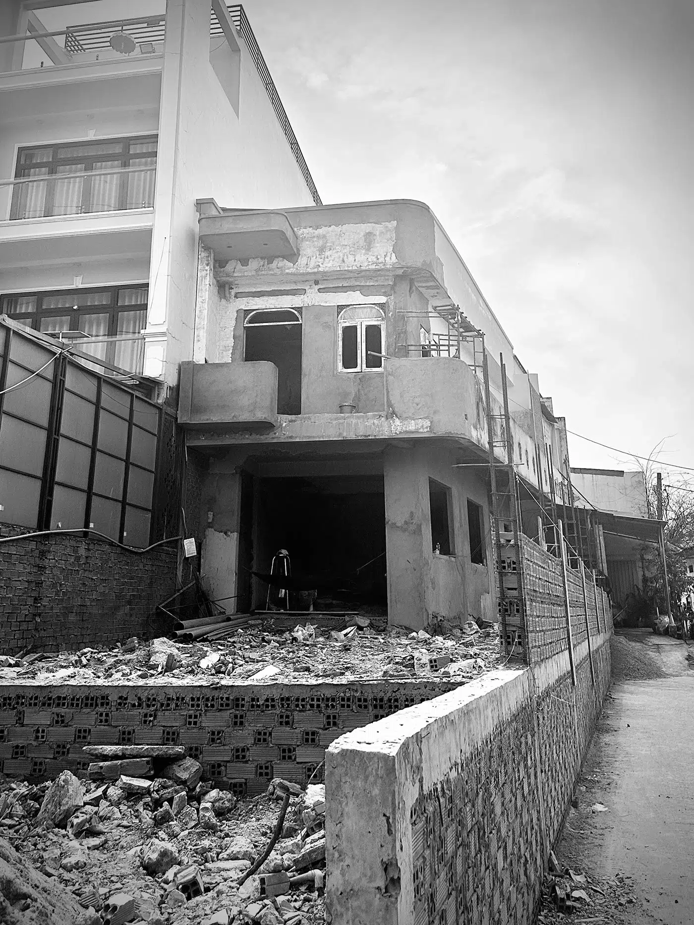 Mặt tiền cũ kỹ, xuống cấp