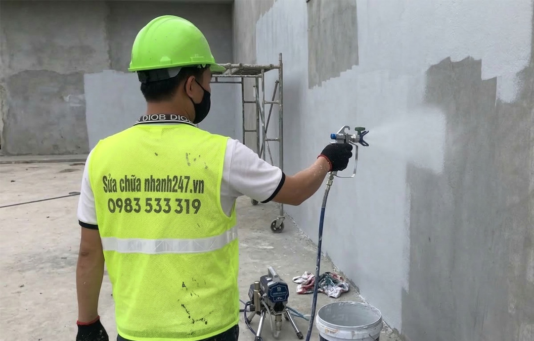 Thi công chống thấm tường ngoài trời nhà anh Tùng tại quận Đống Đa 1