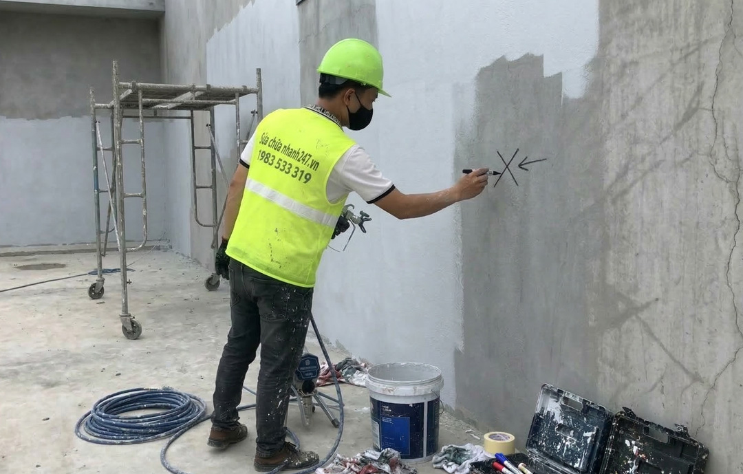 Thi công chống thấm tường ngoài trời nhà anh Tùng tại quận Đống Đa 3