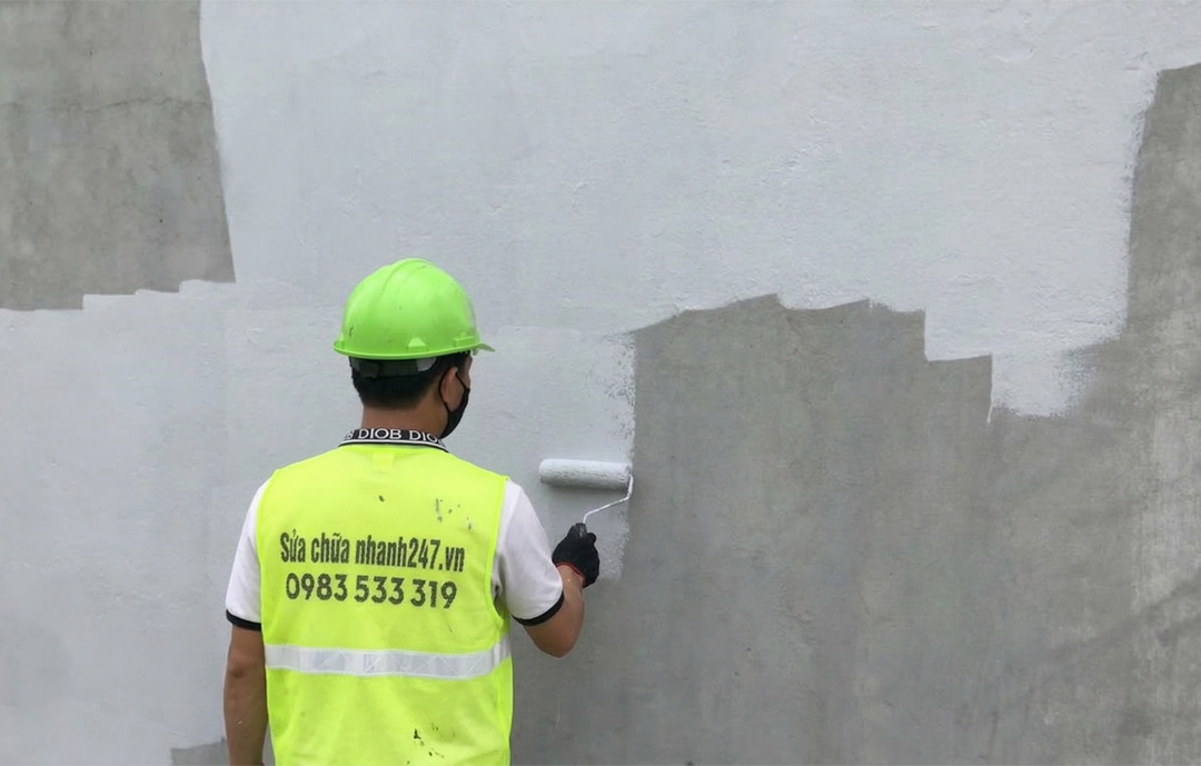 Thi công chống thấm tường ngoài trời nhà anh Tùng tại quận Đống Đa