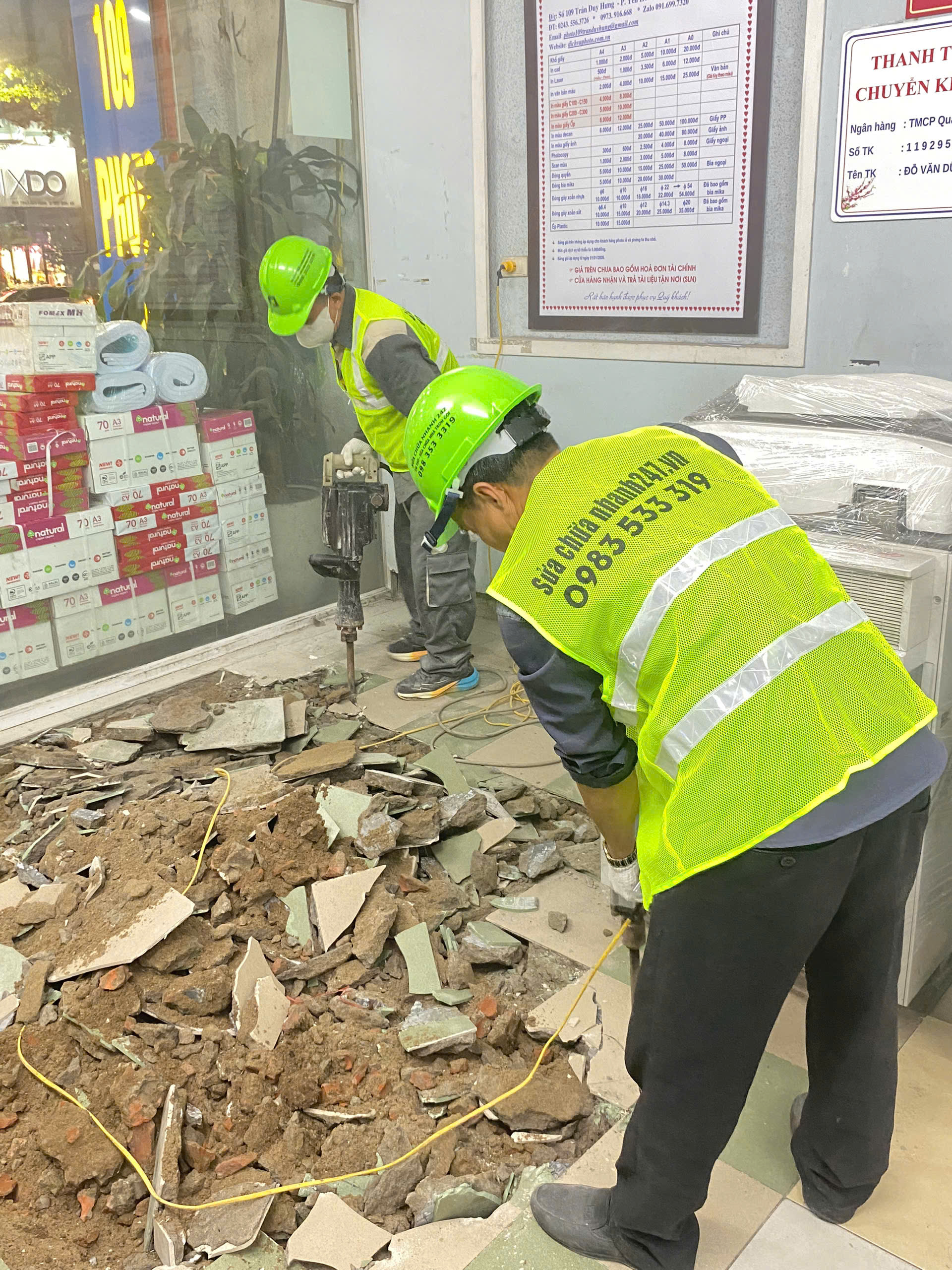 Nhóm thợ đang thực hiện công đoạn đục phá và dọn dẹp nền gạch cũ