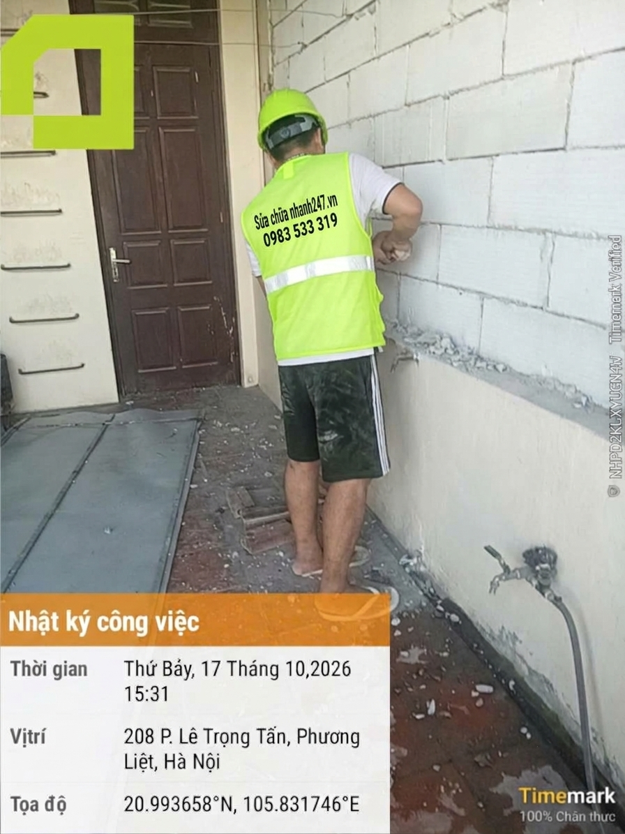Thợ sửa chữa nhà đang xử lý mạch vữa và các vị trí liên kết trên tường gạch block tại công trình ở Hà Nội, chuẩn bị cho các bước hoàn thiện tiếp theo