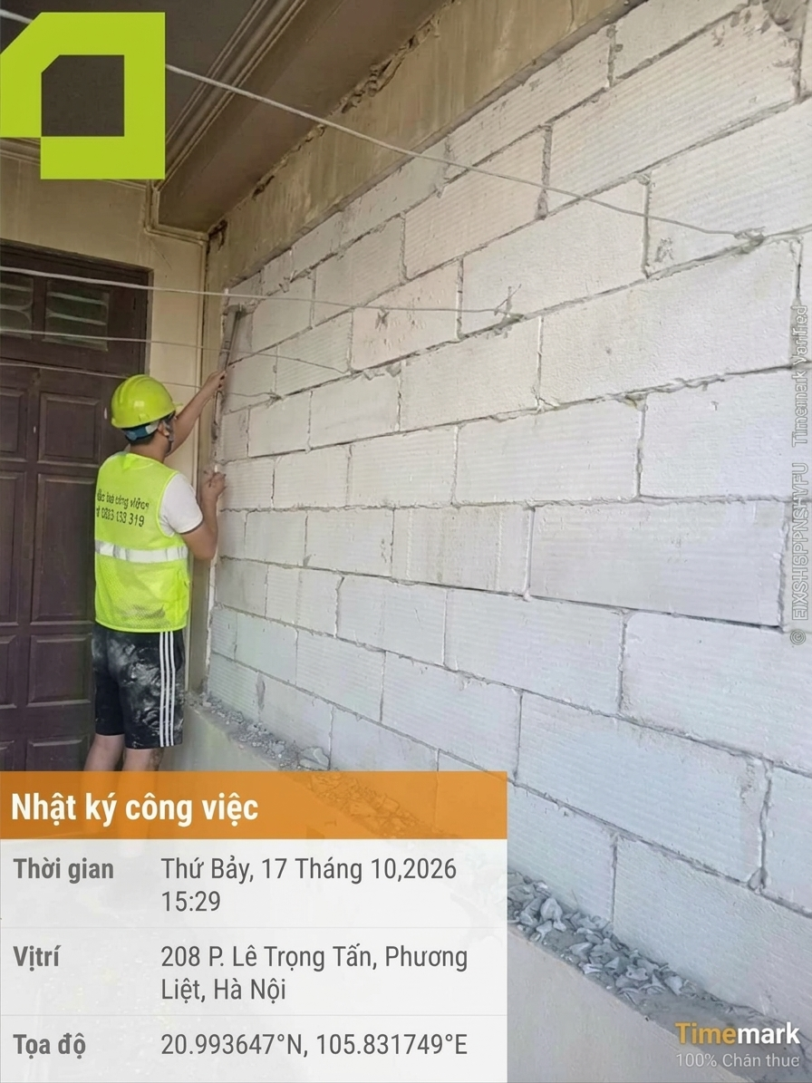 Thợ thi công sử dụng thước kiểm tra độ thẳng và căn chỉnh tường gạch block tại công trình sửa chữa nhà ở Hà Nội