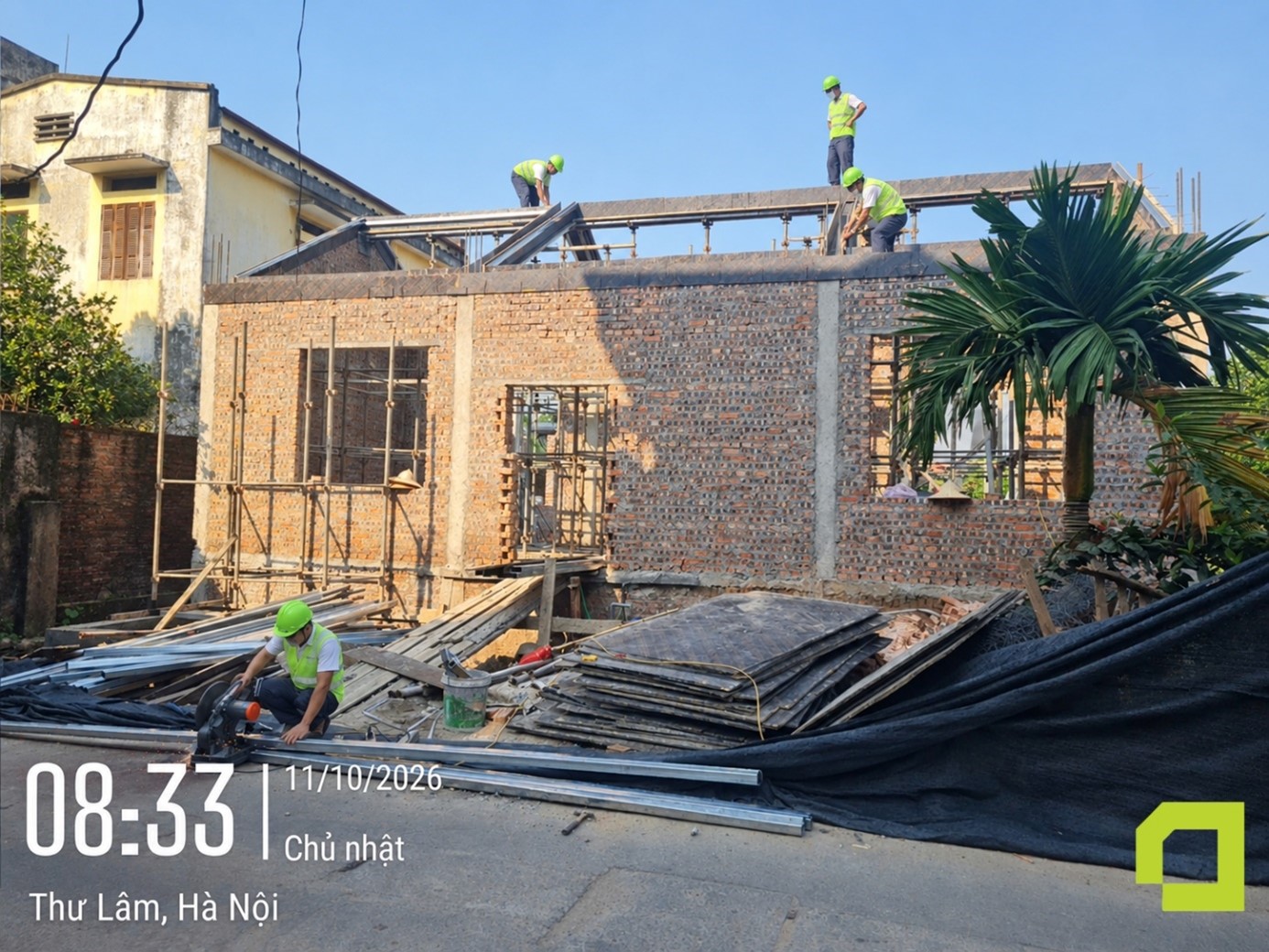 Nhóm thợ đang thi công hệ khung mái và lắp dựng cốp pha mái