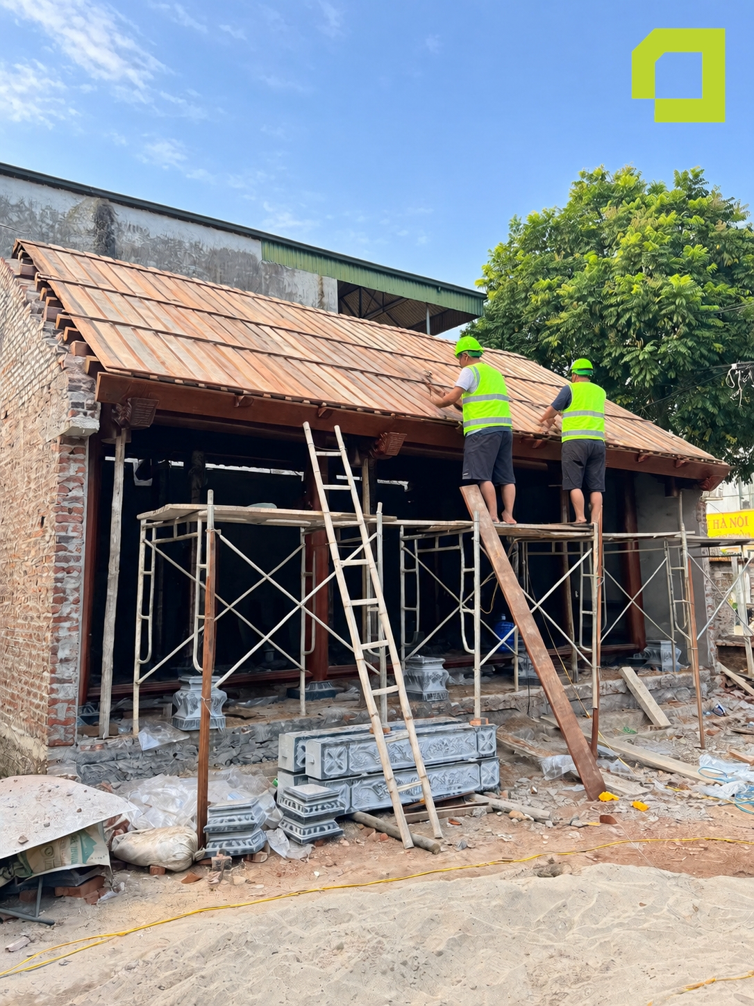 Nhóm thợ đang thực hiện công đoạn thi công lắp ghép phần mái gỗ cho nhà gỗ truyền thống (nhà cổ phong)