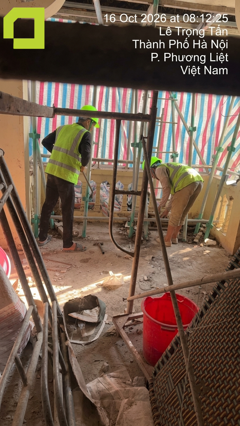 Thợ thi công xử lý mặt bằng và thu dọn vật liệu xây dựng tại công trình cải tạo nhà ở trên đường Lê Trọng Tấn, Hà Nội