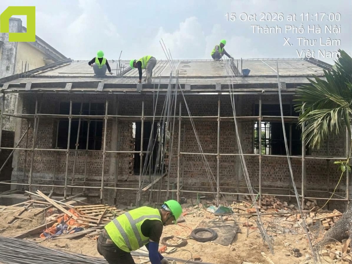 Thợ thi công kết cấu mái nhà tại Thư Lâm, Hà Nội, thực hiện các công việc trên mái trong giai đoạn xây thô công trình