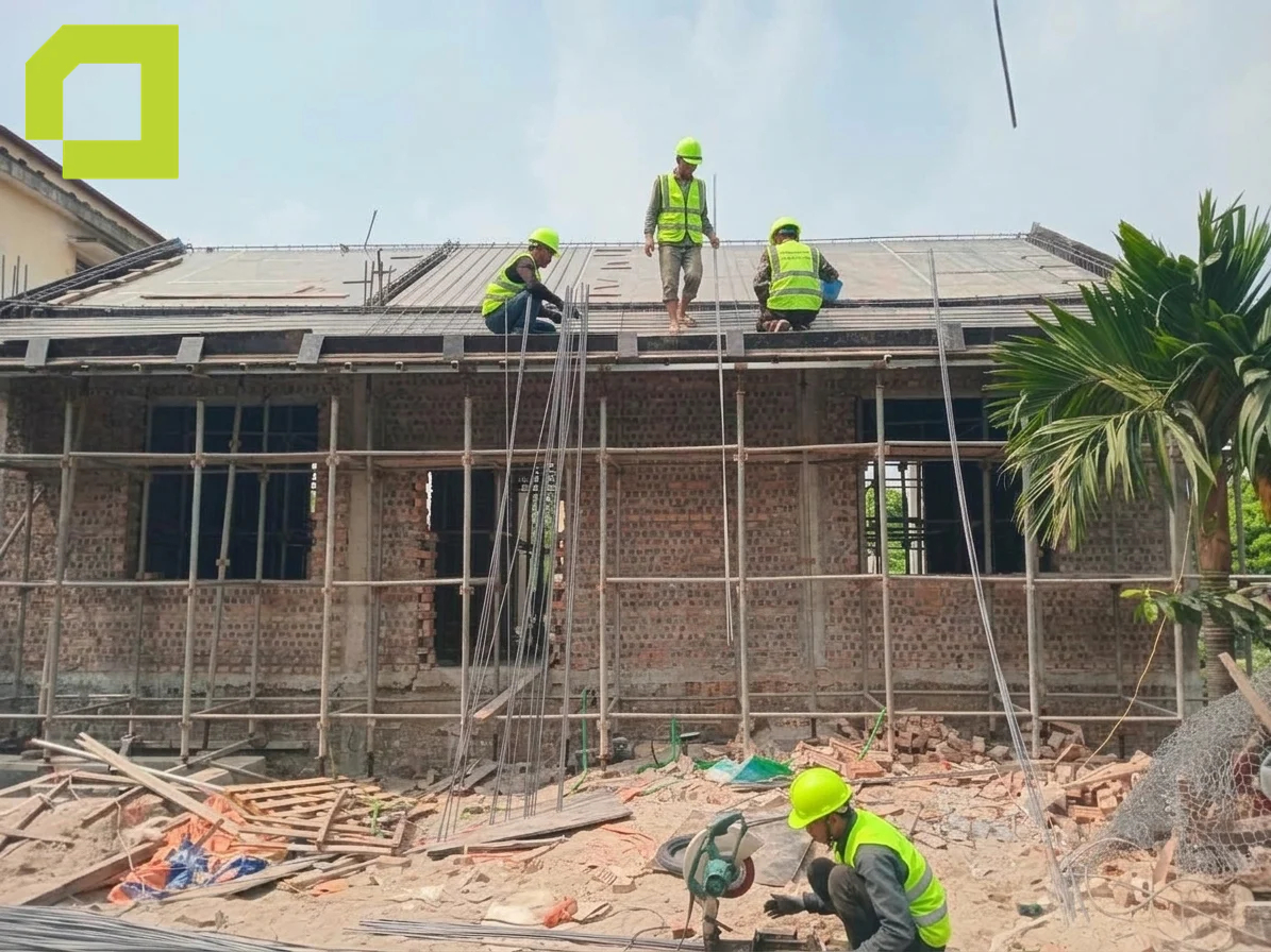Thợ thi công trên mái nhà và gia công thép xây dựng tại công trình Thư Lâm, Hà Nội, trong giai đoạn xây dựng phần thô
