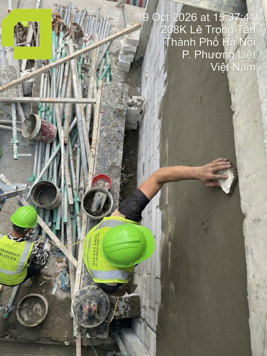 Thợ thi công thực hiện công đoạn trát tường, xử lý bề mặt trong quá trình thi công và hoàn thiện nhà ở tại Hà Nội