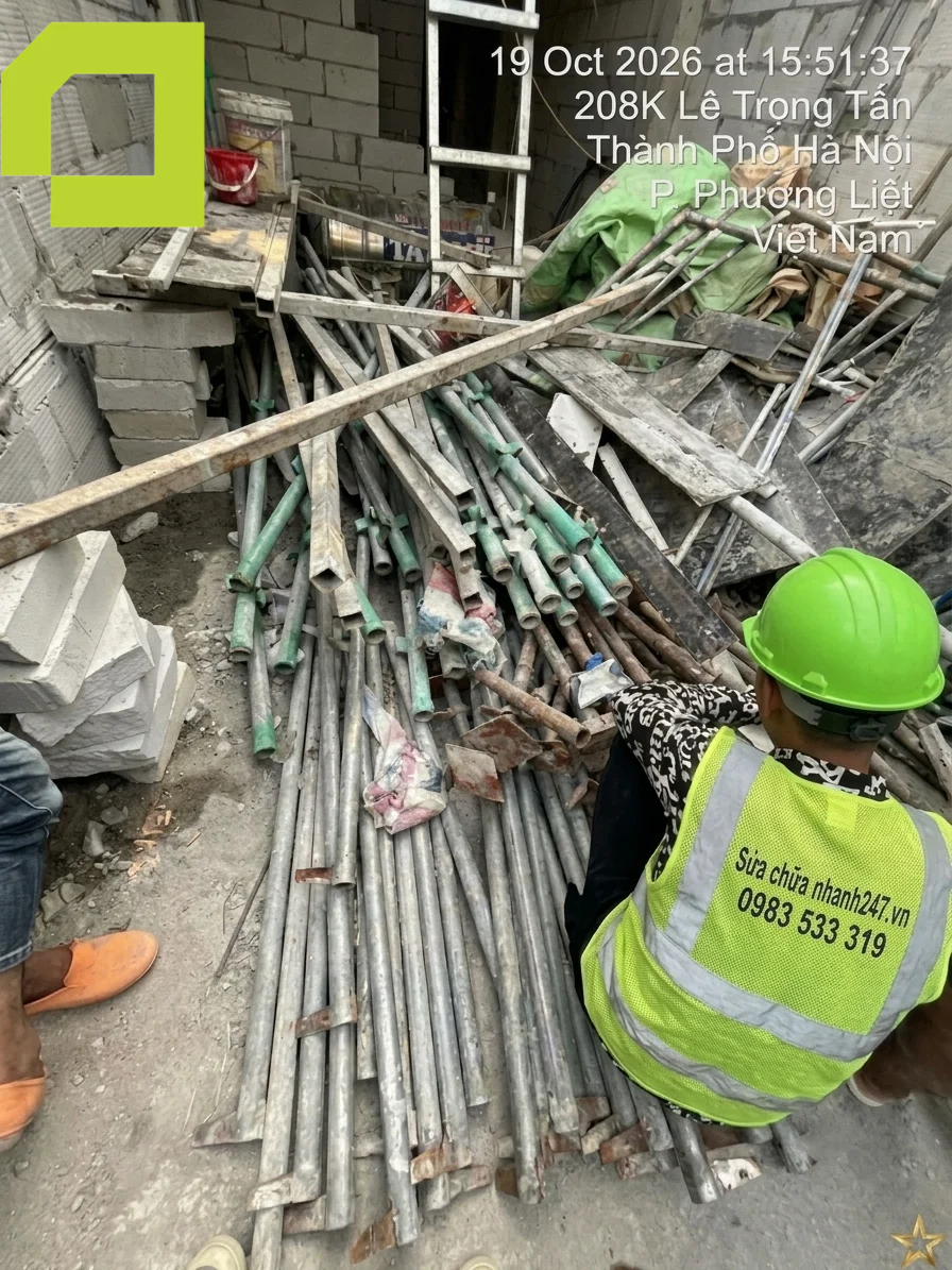 Thợ thi công sắp xếp giàn giáo, ống chống cùng vật tư tại công trình xây dựng ở Hà Nội