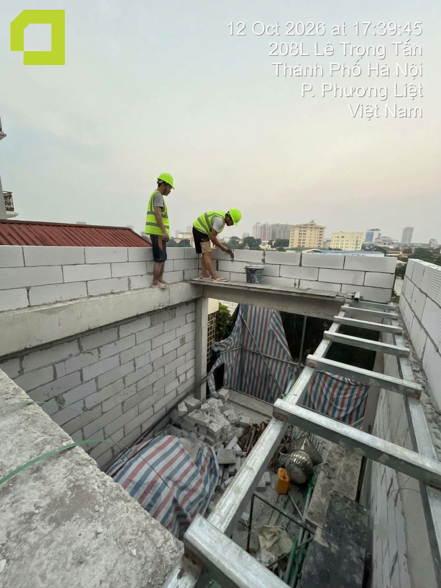 Thợ thi công đang trát xi măng