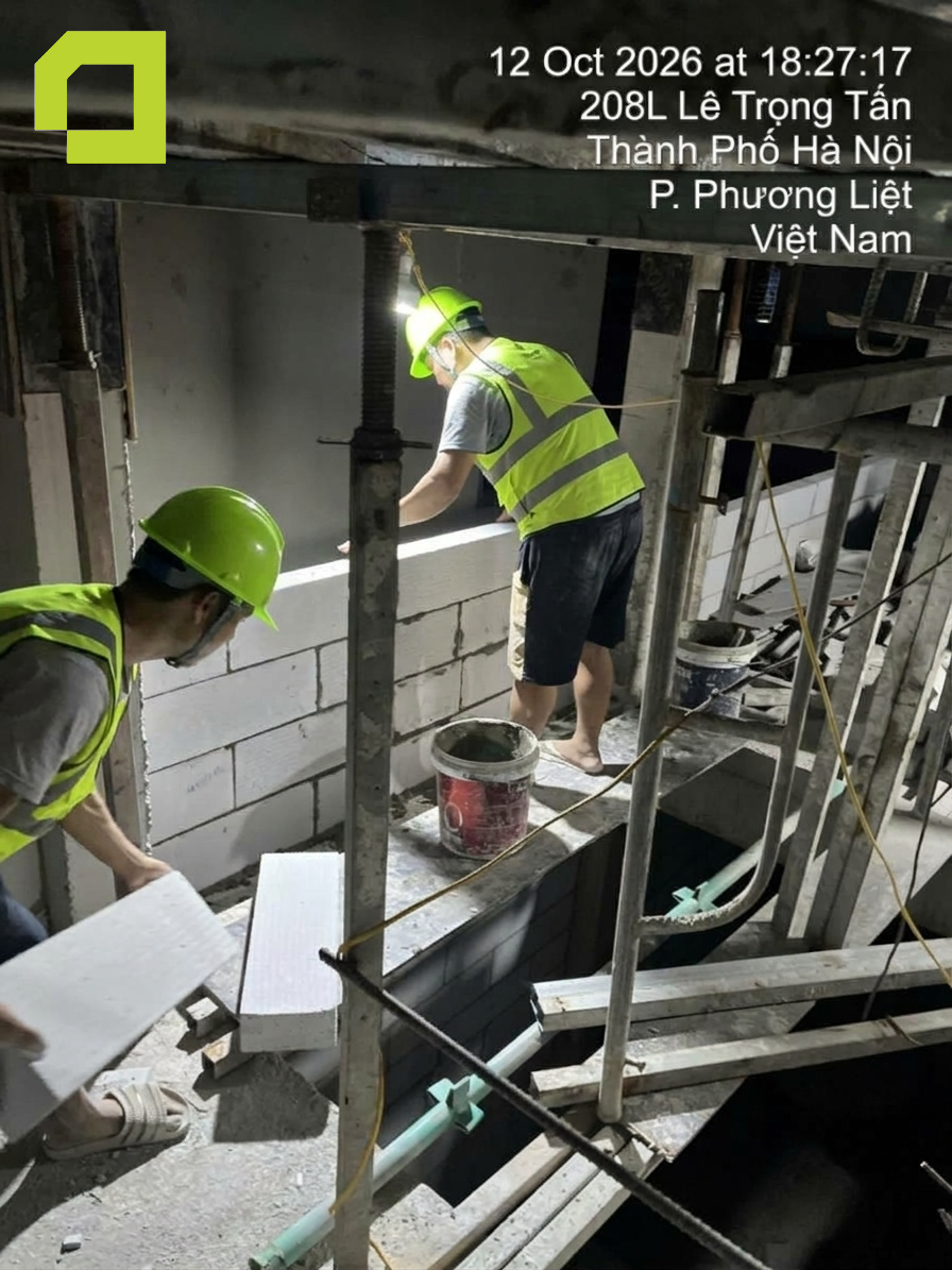 Các thợ thi công đang thực hiện công tác xây tường ngăn bằng gạch bê tông khí chưng áp gạch nhẹ tại công trình sửa chữa, cải tạo nhà
